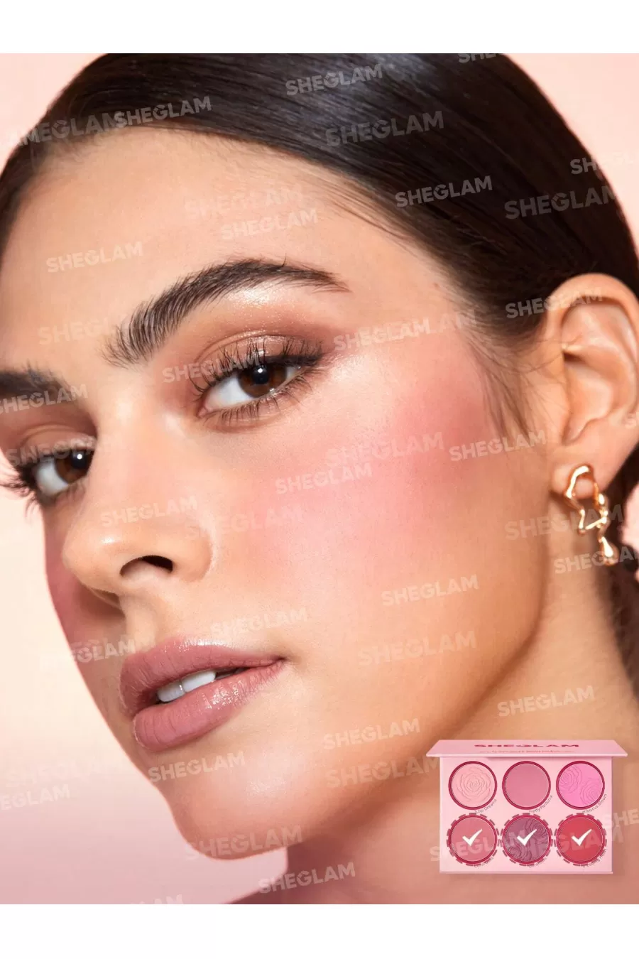 نحوه استفاده از پالت رژگونه رنگ Blushing Bouquet شیگلم Sheglam روی گونه نحوه استفاده از پالت رژگونه رنگ Blushing Bouquet شیگلم Sheglam روی گونه