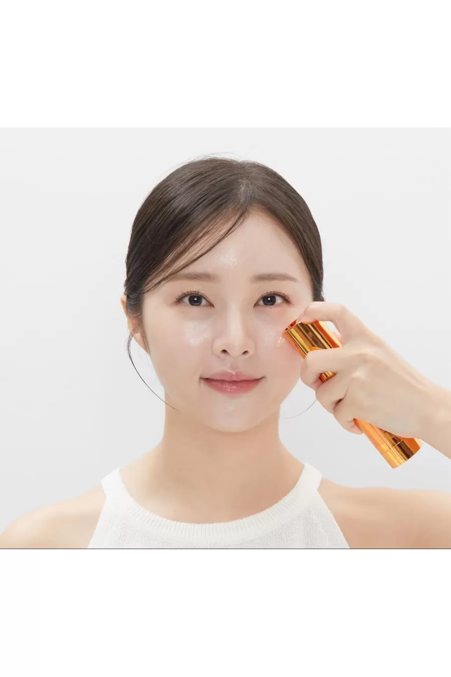 معرفی سرم میکرونیدلینگ ویتالایت ریدل شات وی‌تی VT Cosmetics در حال استفاده