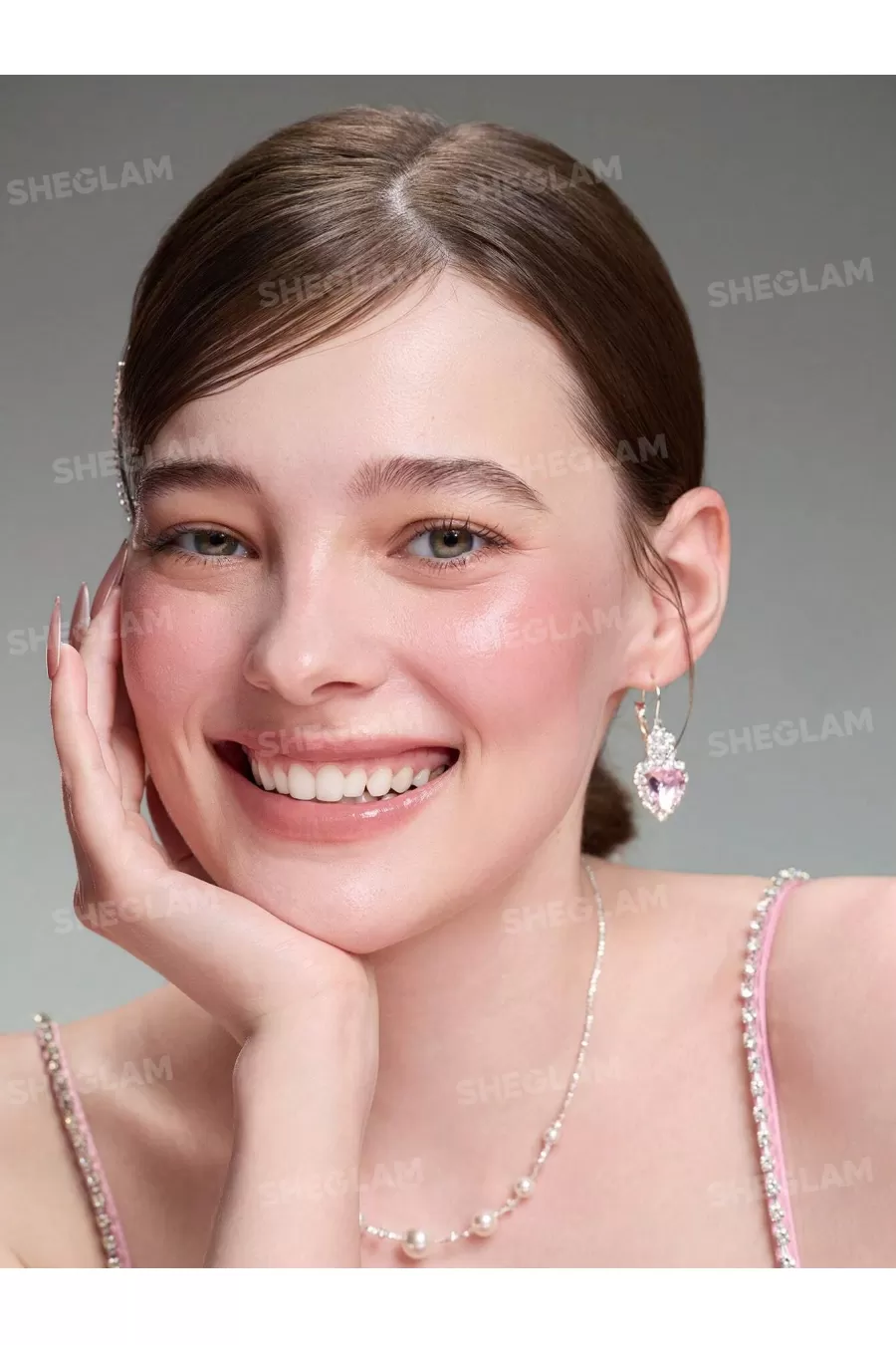 فرمولی لطیف برای شادابی طبیعی پوست رژگونه استیکی کرهای رنگ شیگلم Sheglam فرمولی لطیف برای شادابی طبیعی پوست رژگونه استیکی کرهای رنگ شیگلم Sheglam