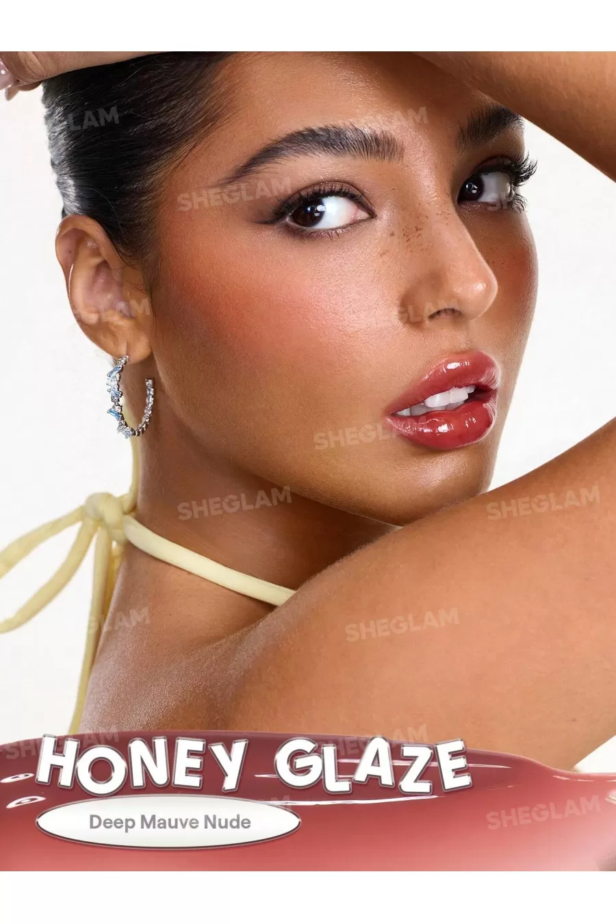 معرفی لیپ گلاس آینه‌ای رنگ Honey Glaze شیگلم Sheglam روی لب