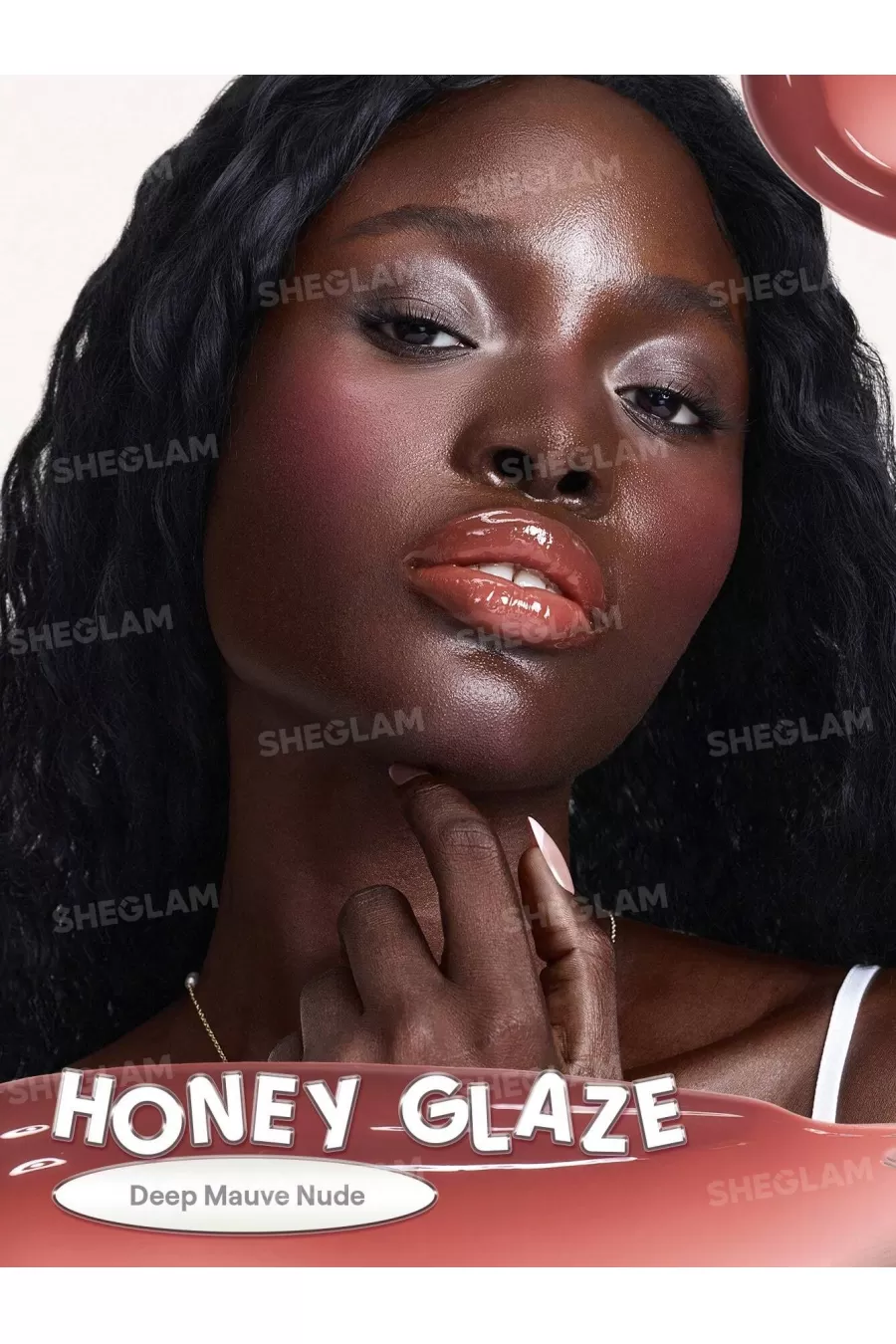 حس نرم و براق لیپ گلاس آینه‌ای رنگ Honey Glaze شیگلم Sheglam روی لب