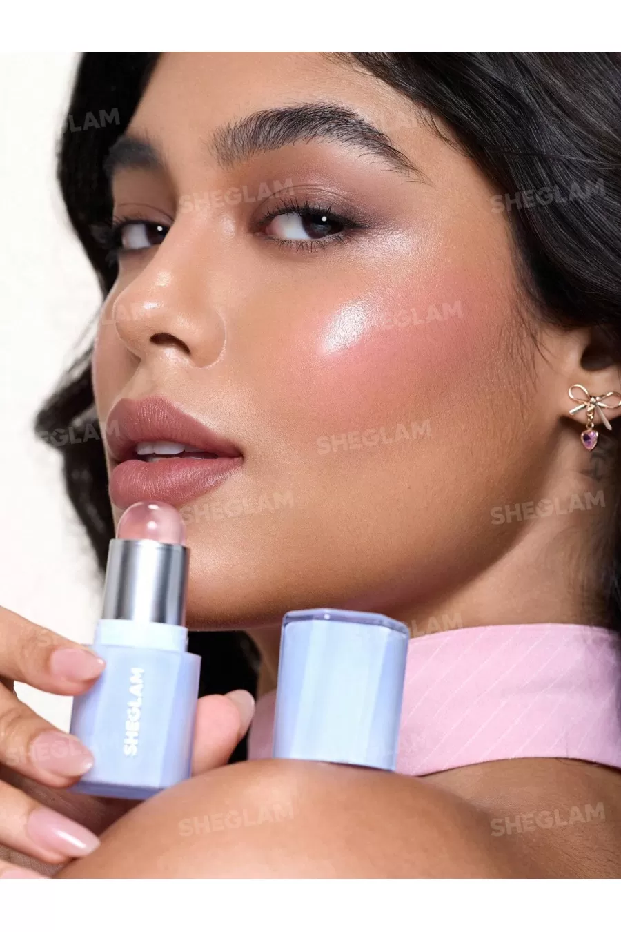 نحوه استفاده از رژگونه استیکی حرارتی رنگ PHresh شیگلم Sheglam روی گونه نحوه استفاده از رژگونه استیکی حرارتی رنگ PHresh شیگلم Sheglam روی گونه
