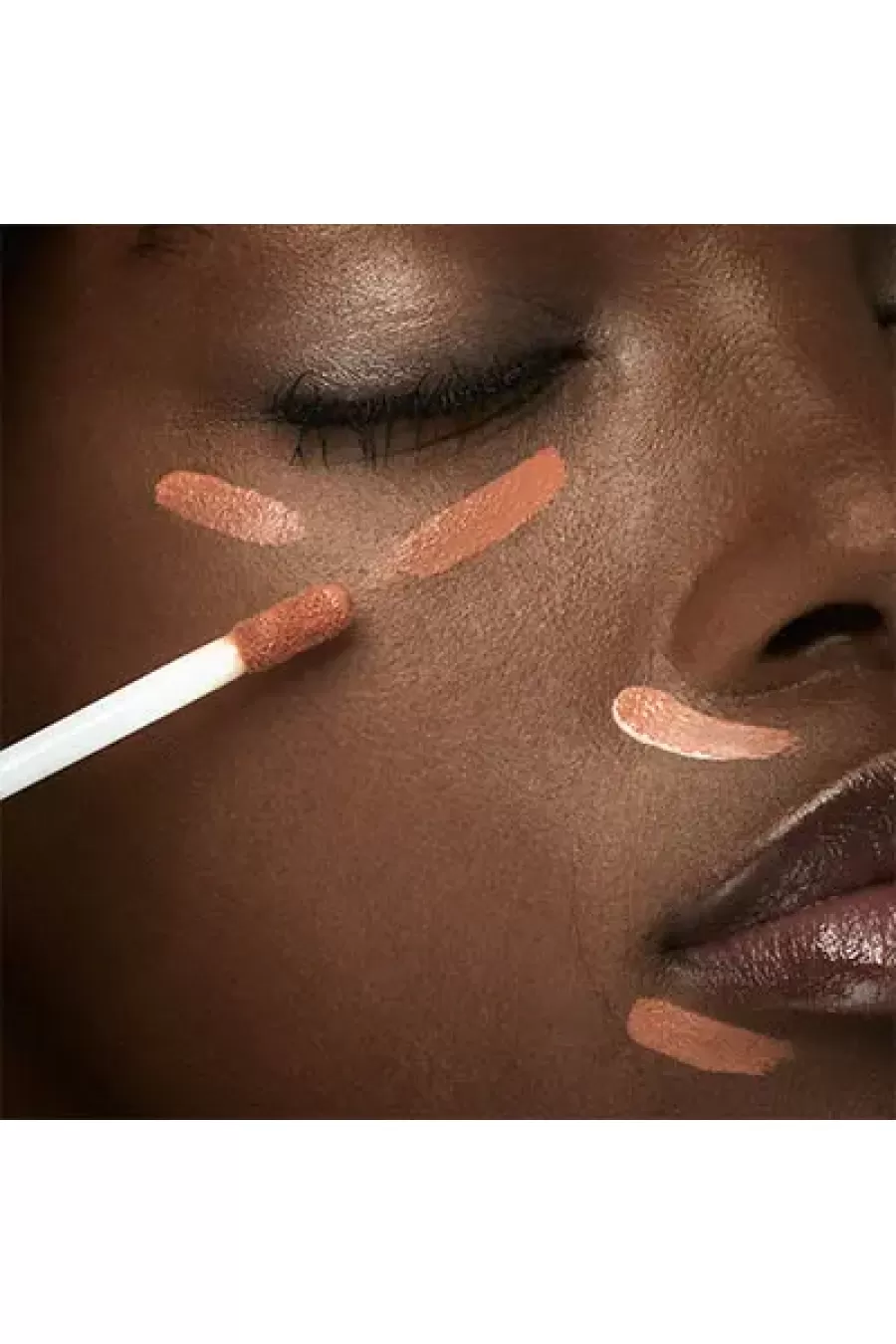 ویژگی‌های کانسیلر فول کاور رنگ کیکو KIKO با پوشش‌دهی و کاربرد زیر چشم