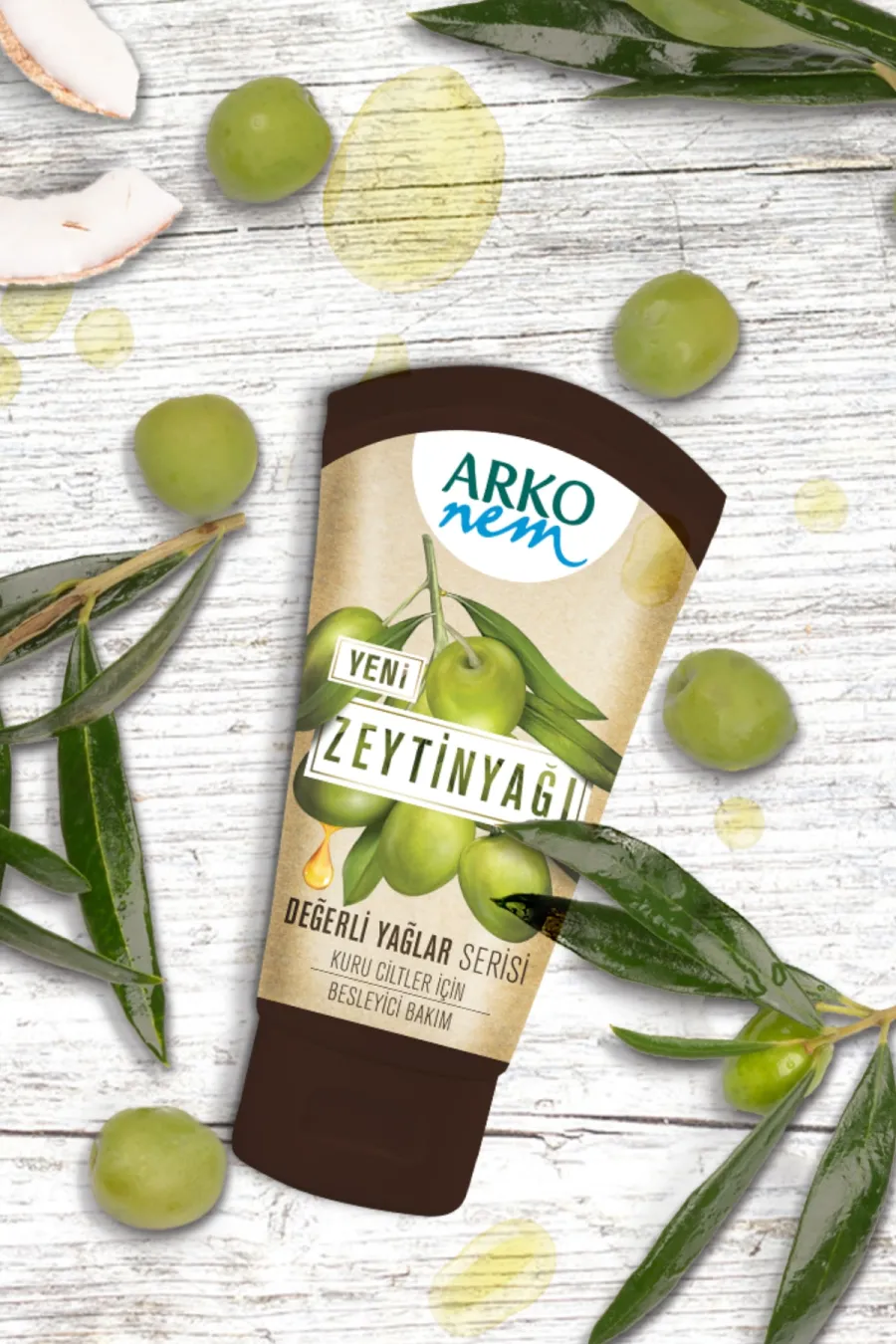 ترکیبات تغذیه‌کننده کرم دست مرطوب کننده حاوی روغن زیتون آرکو Arko با زیتون و برگ‌های زیتون