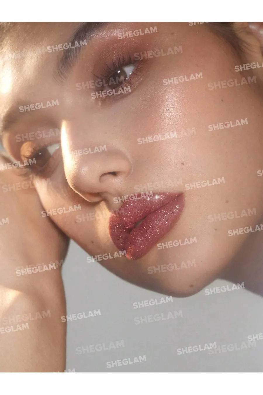 کیت برق لب اکلیلی شیگلم مدل Lip Dazzler Glitter Kit رنگ Center Stage شیگلم Sheglam مناسب انواع آرایش لب