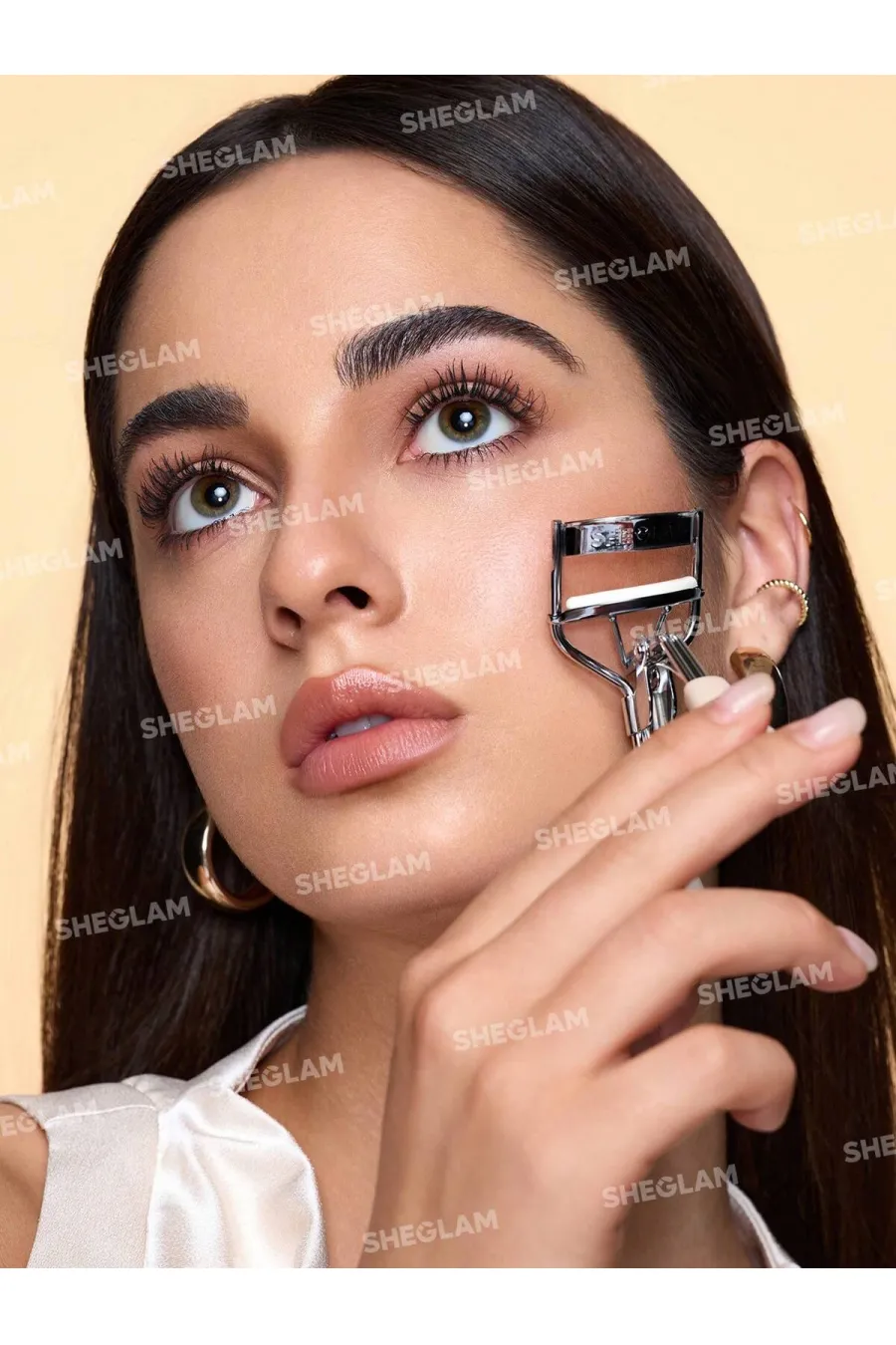 روش استفاده از فرمژه حرفهای مدل Made For Me Eyelash Curler شیگلم Sheglam برای حالت دادن مژه روش استفاده از فرمژه حرفهای مدل Made For Me Eyelash Curler شیگلم Sheglam برای حالت دادن مژه