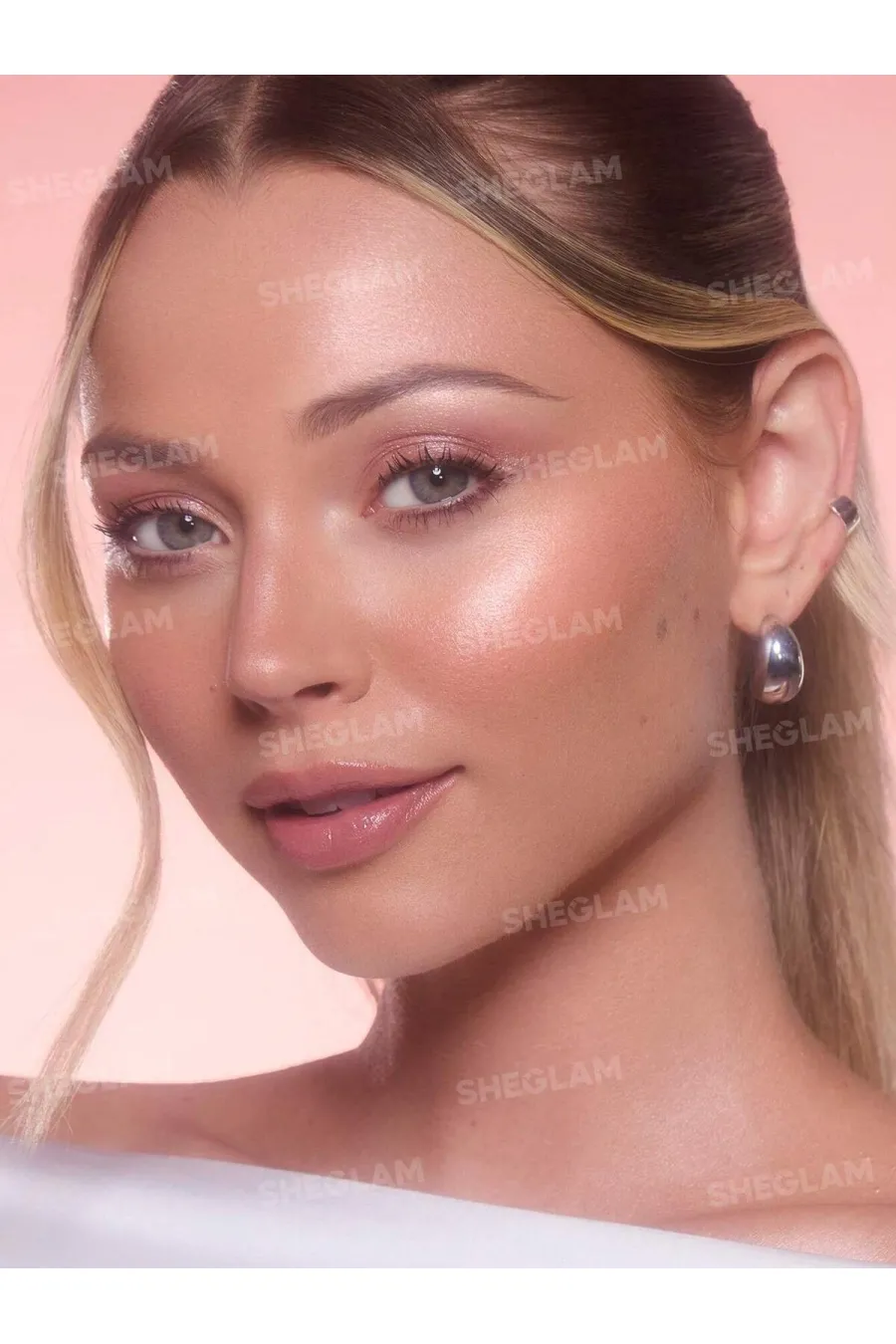 معرفی هایلایتر استیکی کرهای مدل Buttery Bling رنگ صورتی ملایم Pink Satin شیگلم Sheglam با جلوه طبیعی روی پوست معرفی هایلایتر استیکی کرهای مدل Buttery Bling رنگ صورتی ملایم Pink Satin شیگلم Sheglam با جلوه طبیعی روی پوست