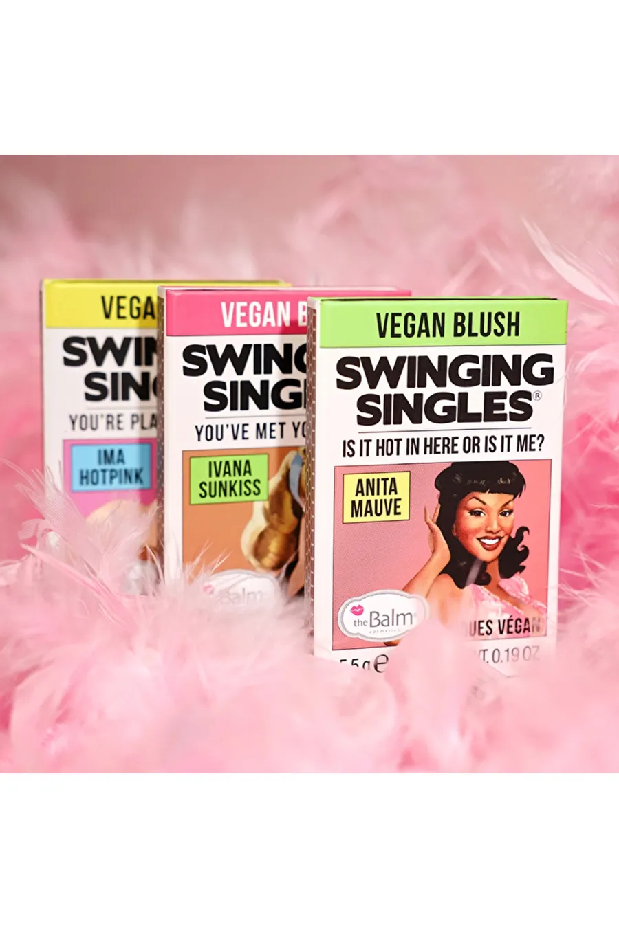 پخش آسان با ابزار آرایشی رژگونه پودری Hotpink رنگ صورتی سرخابی با جلوه‌ای طبیعی دبالم The balm