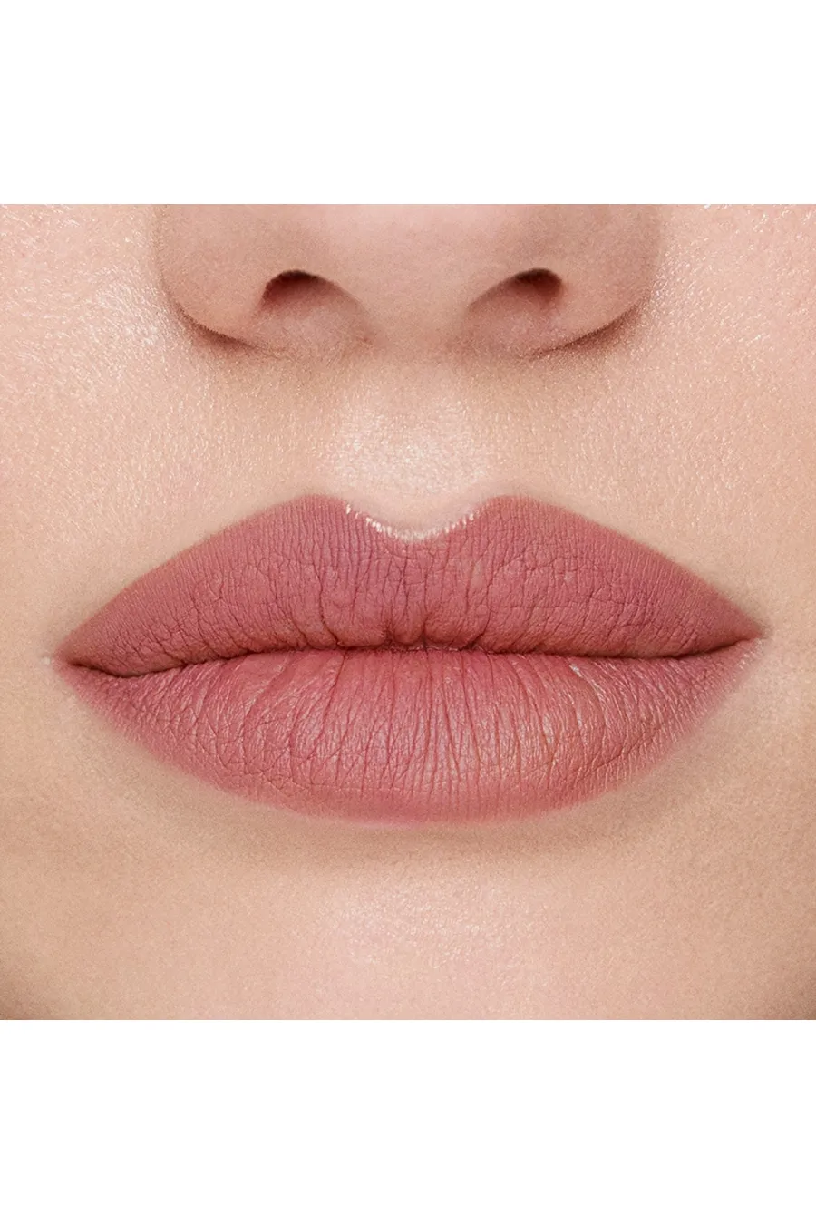 نمایش رژ لب مایع مات 276 Light Coral رنگ مرجانی روشن با جلوه جذاب بیولیس Beaulis روی لب