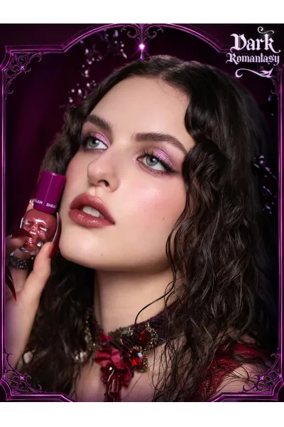  تصویر 1 : تینت لب و گونه Dark Romantasy Rich Crimson با رنگ قرمز زرشکی شیگلم Sheglam 