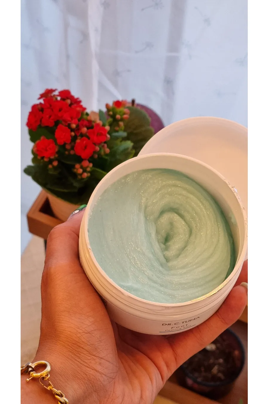 ترکیبات و بافت اسکراب کف پا نمک فارماسی Farmasi برای نرمی پوست ترکیبات و بافت اسکراب کف پا نمک فارماسی Farmasi برای نرمی پوست