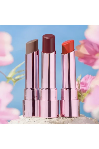  تصویر 3 : رژ لب براق Chocolate Pudding؛ شکلاتی روشن با جلوه درخشان Sheer Up Sweet Escape Shiny Finish Lipstick 28 Chocolate Pudding فلورمار Flormar 