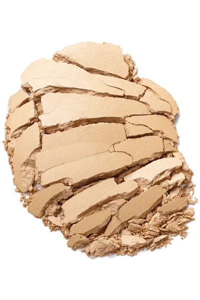  تصویر 3 : پودر فشرده بیکد Soft Beige؛ بژ روشن برای پوشش یکدست و طبیعی Baked Powder Powder 20 Soft Beige فلورمار Flormar 