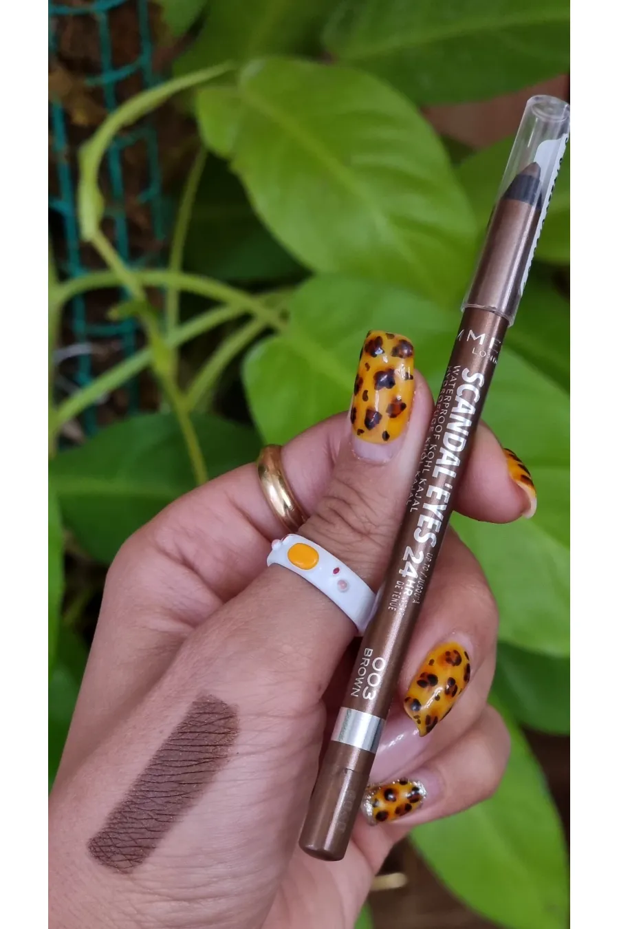 ویژگی‌های خط چشم قهوه ای ریمل لندن Rimmel London Scandaleyes Waterproof 24H 003 با نمایش پیگمنت رنگ