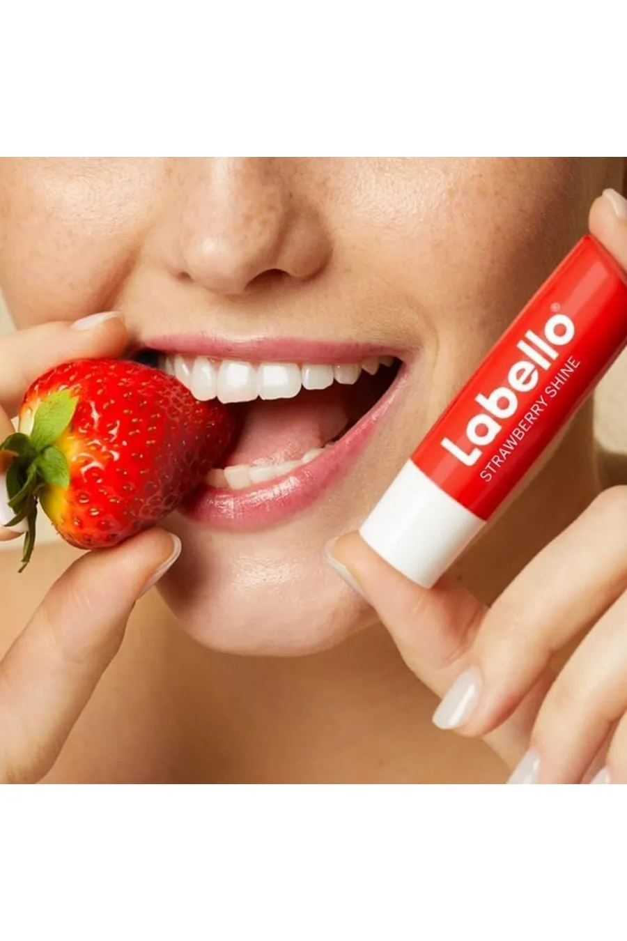 نحوه استفاده از بالم لب توت فرنگی لبلو Labello روی لبها نحوه استفاده از بالم لب توت فرنگی لبلو Labello روی لبها