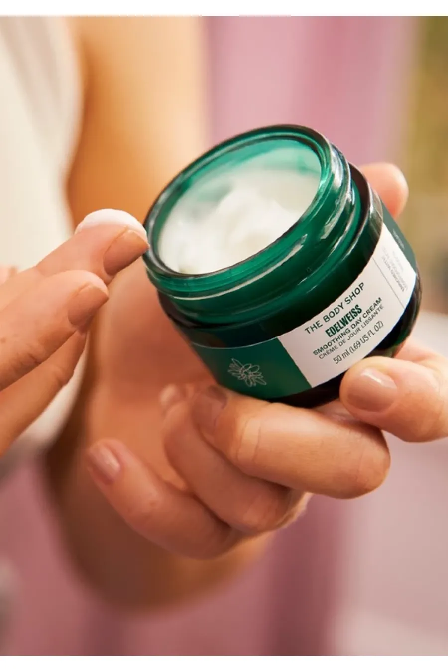 رازهای گیاهی کرم روز آبرسان و جوانساز بادی شاپ BodyShop برای پوستی شاداب
