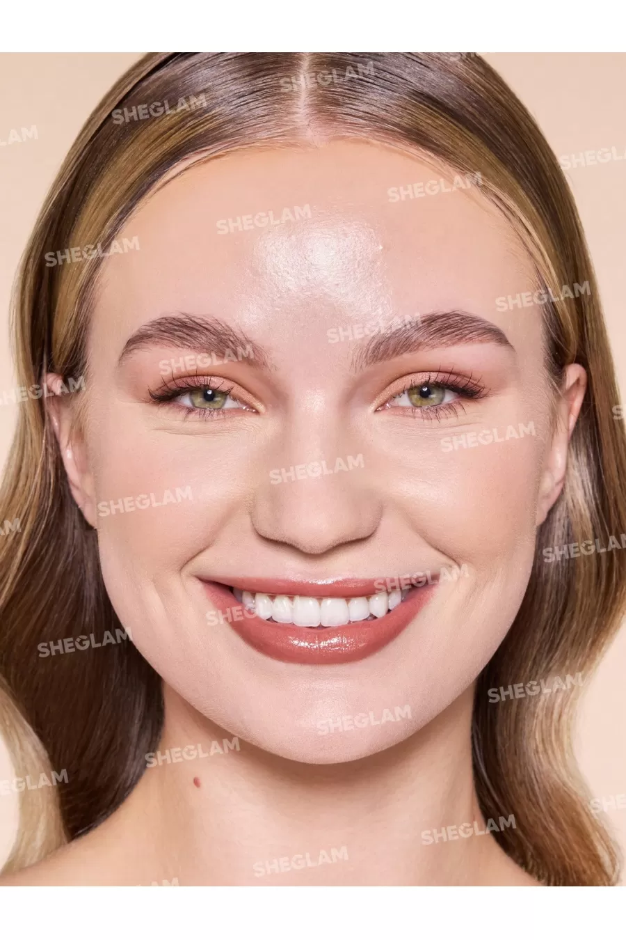 ترفندهای حرفهای برای نتیجهای بینقص با کرم پودر استیکی رنگ Buttercream شیگلم Sheglam ترفندهای حرفهای برای نتیجهای بینقص با کرم پودر استیکی رنگ Buttercream شیگلم Sheglam