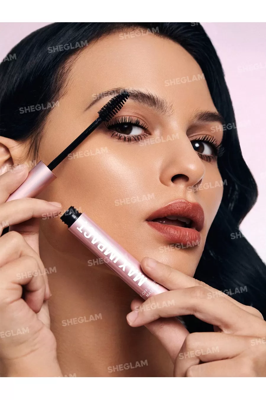 نحوه استفاده از ریمل حجم دهنده مکس ایمپکت شیگلم Sheglam روی مژهها با برس دقیق نحوه استفاده از ریمل حجم دهنده مکس ایمپکت شیگلم Sheglam روی مژهها با برس دقیق
